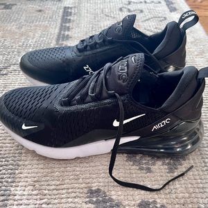 Women's Nike AirMax 270 size 11 Black Shoes